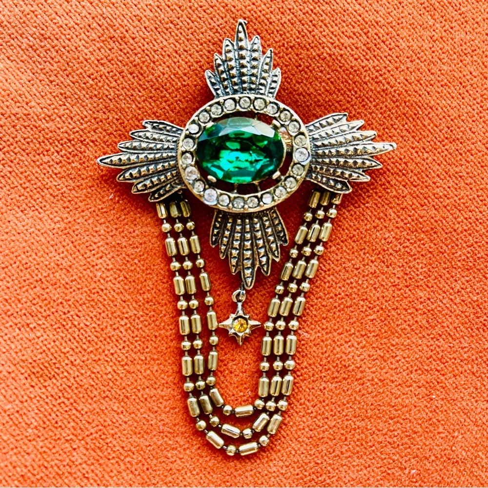 Gorgeous vintage brooch. Gold plated, green center stone &  rhinestones. EUC.